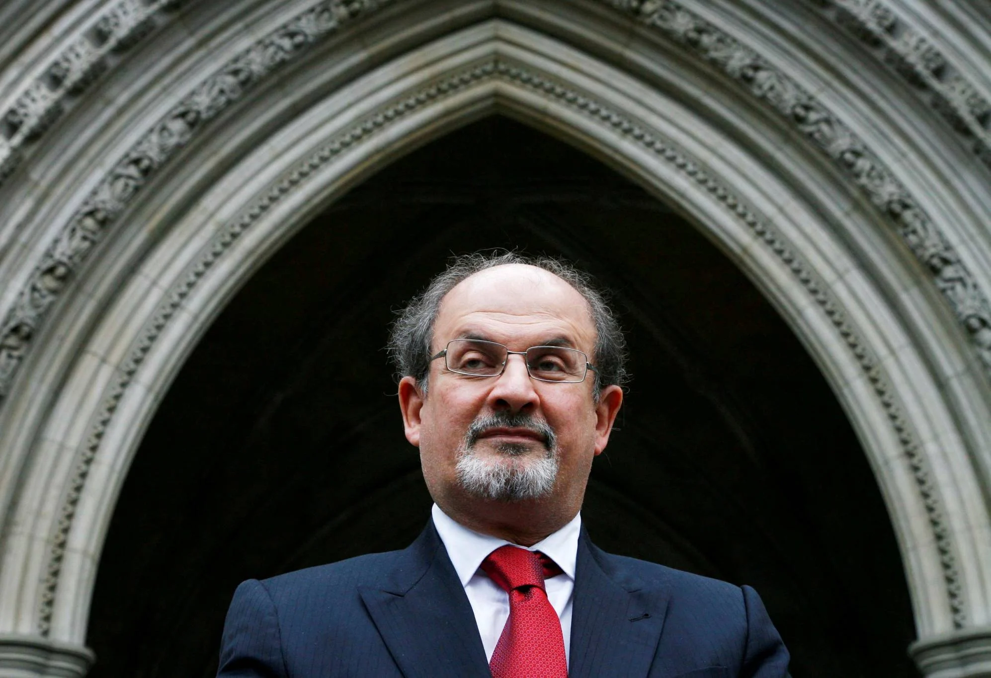 L'agresseur de Salman Rushdie est un sympathisant du régime des mollahs .