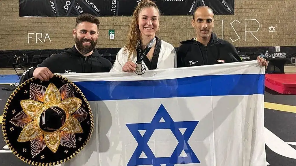 “V” de victoria… Dana Ezran, luchadora de taekwondo israelí.  – Valle de Israel