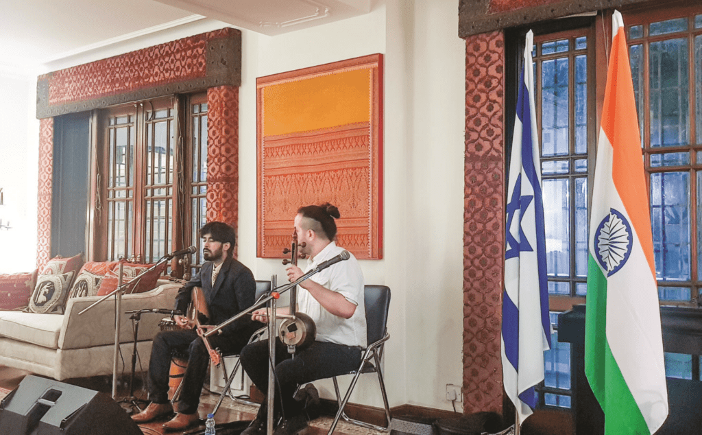 Quand la musique ancienne persane est interprétée par un duo israélo-indien.