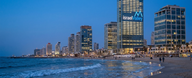Skyline de Tel Aviv de nuit avec le logo israelValley illuminé sur une tour