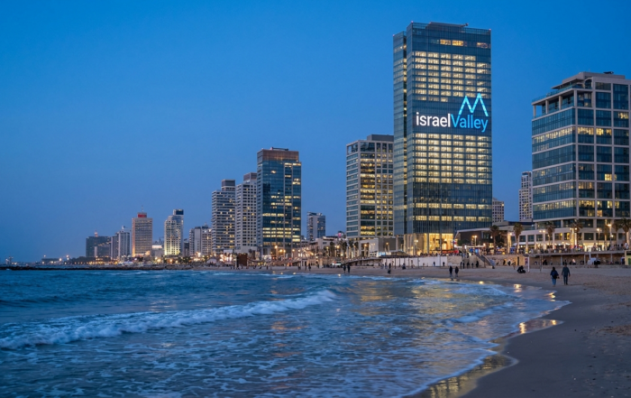 Skyline de Tel Aviv de nuit avec le logo israelValley illuminé sur une tour