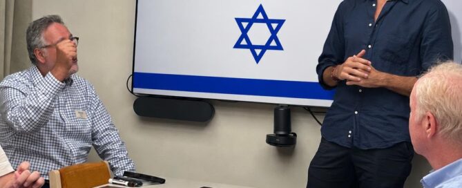 Présentation IsraelValley en salle de réunion devant un écran au logo israelValley