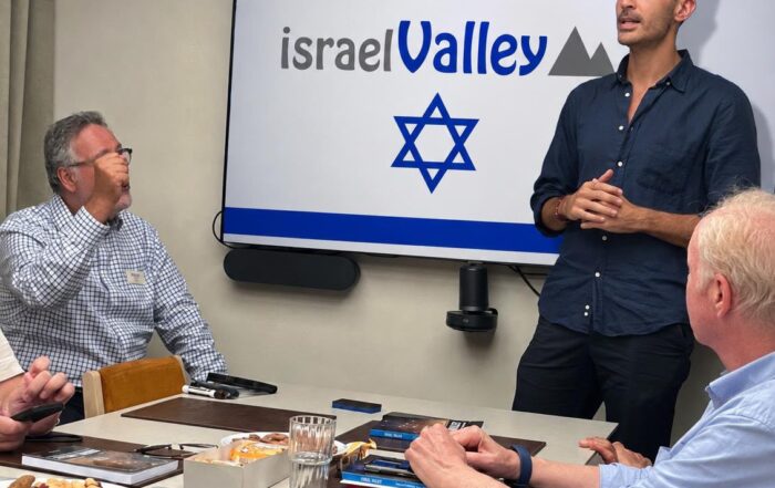 Présentation IsraelValley en salle de réunion devant un écran au logo israelValley