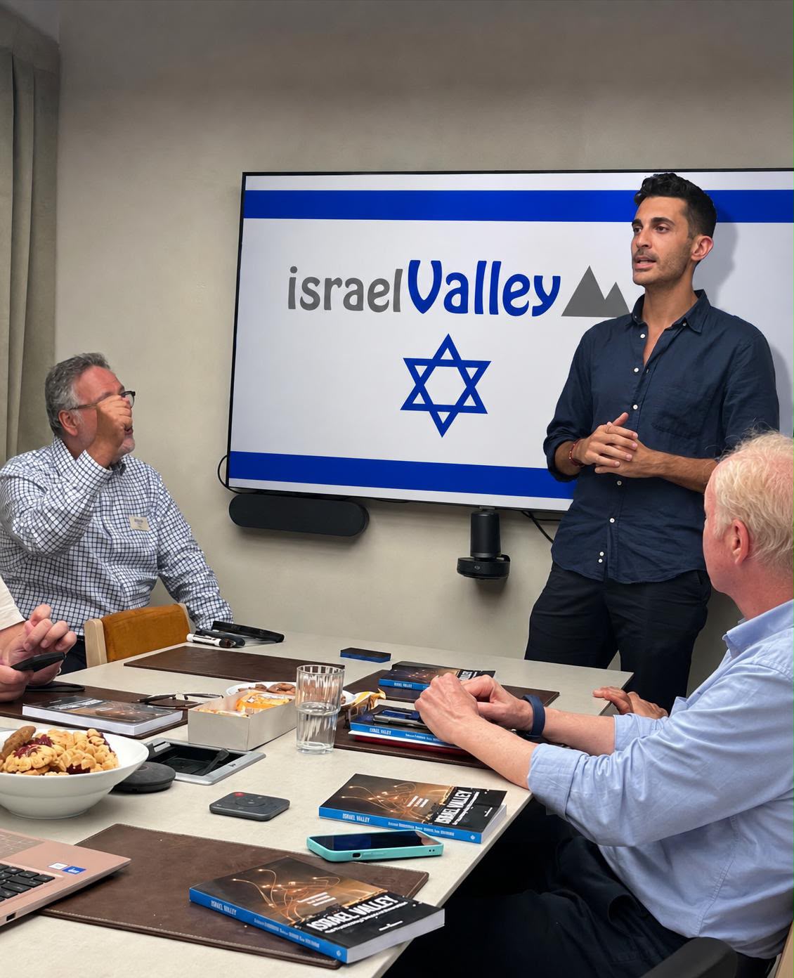 Présentation IsraelValley en salle de réunion devant un écran au logo israelValley