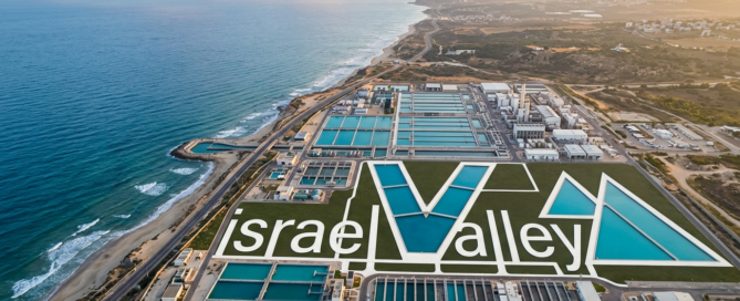 Vue aérienne d'une usine de dessalement sur la côte israélienne avec le logo israelValley dessiné par les bassins